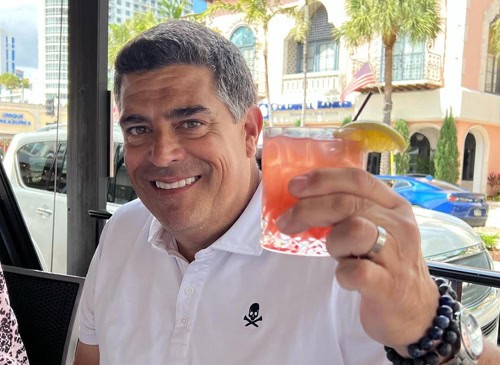 Éric qui lève son verre à votre santé Éric qui lève son verre à votre santé
